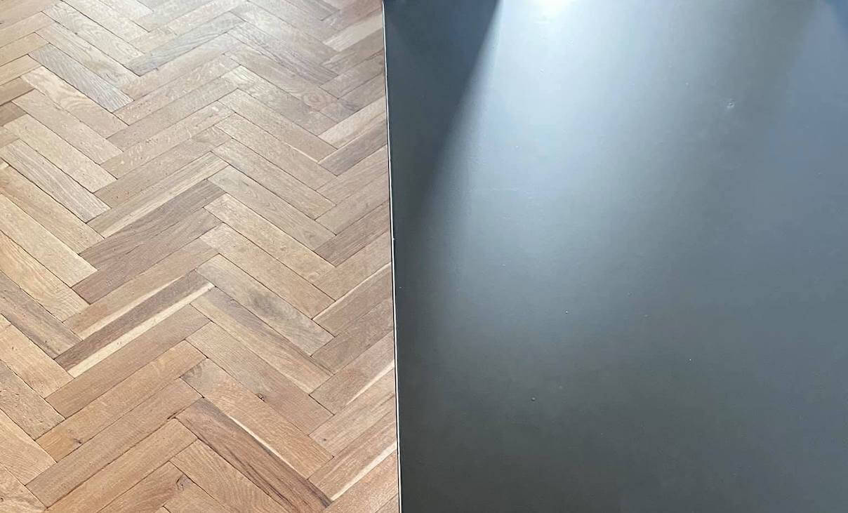 Kunststofvloer naast houten vloer